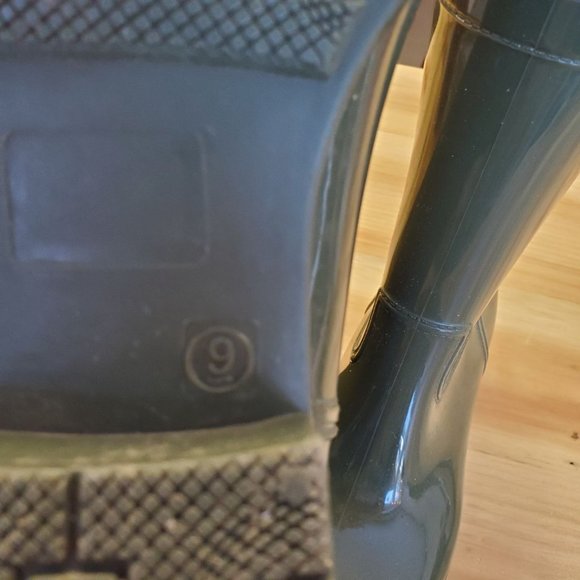#SIS Joe Fresh Olive Rain Boots, 9 Very Gently Used - Picture 2 of 3